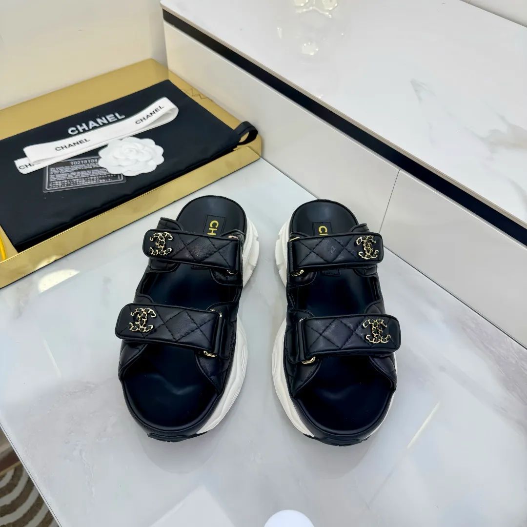 👟👟Ex-factory price 680👟👟 Top version... Chanel｜Chanel Xiaoxiang Velcro Beach Slippers Slippers Casual Beach Shoes 25ss Spring and Summer New Style! Beach shoes are a hit all over the internet! The latest model from the counter, I am still willing to buy it on my feet. It must be ranked among the most popular models. It is invincible in all seasons. Various bloggers and Internet celebrities can see the matching styles. Highly recommended. Pearlescent sheepskin upper, sheepskin lining, suede for the feet. Original open-molded TPU outsole size: 35-40 (customized for 40 and 41). Full set of original packaging 👉 👉